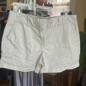 Vineyard vines everyday short, ladies size 8, khaki
